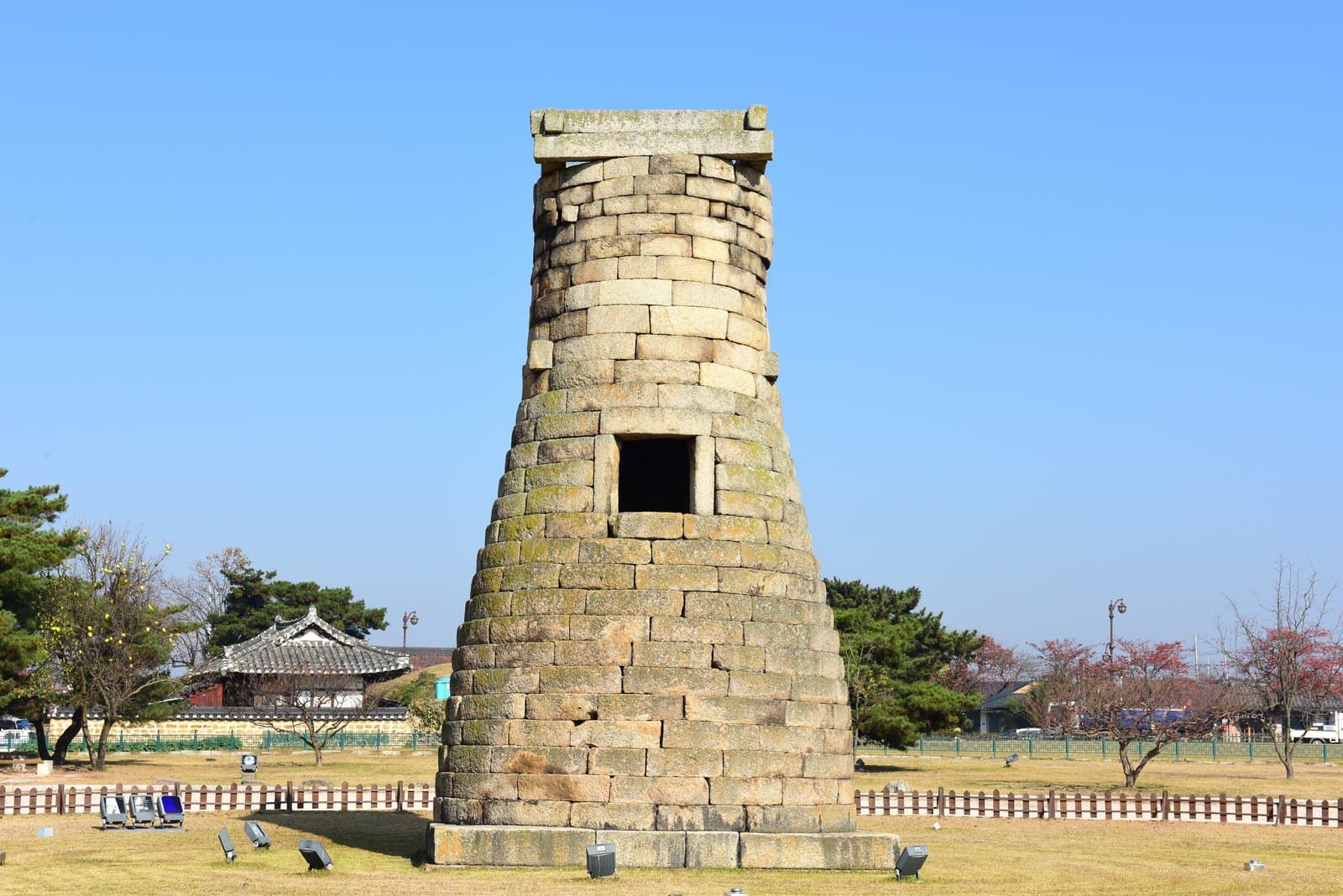 첨성대 — 경주 첨성대_전경 (촬영년도 : 2015년)