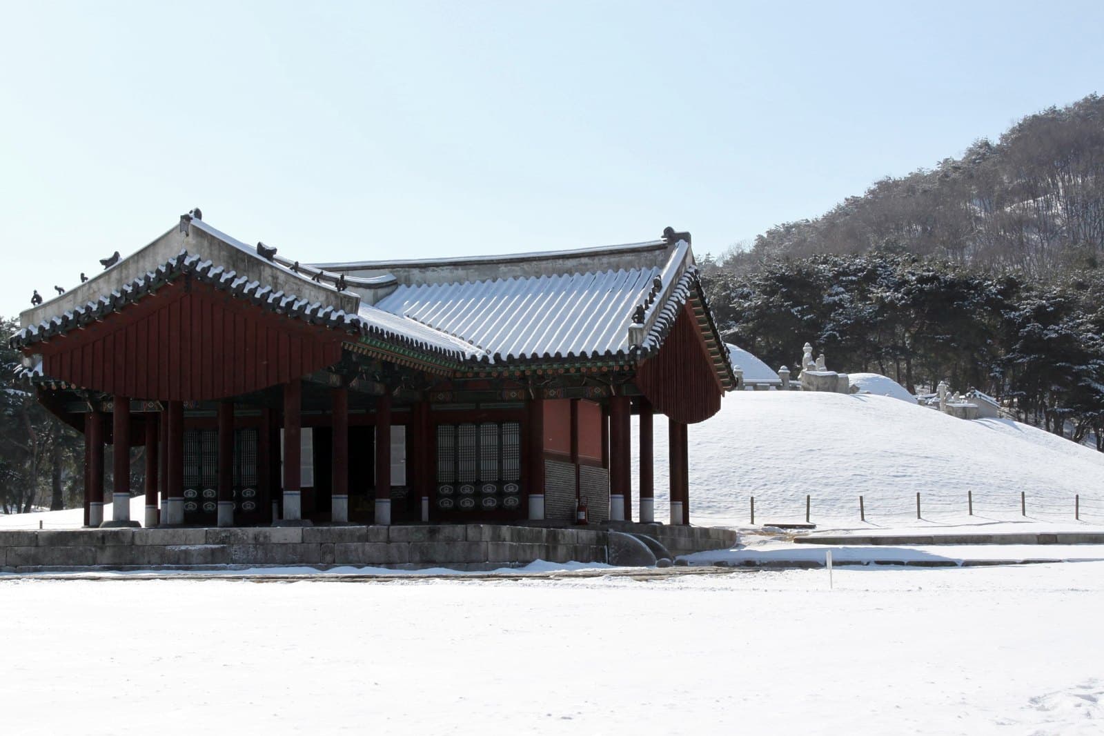 서울 의릉 — 의릉의 겨울 / 2012년 겨울 의릉전경(저작권:문화재청)