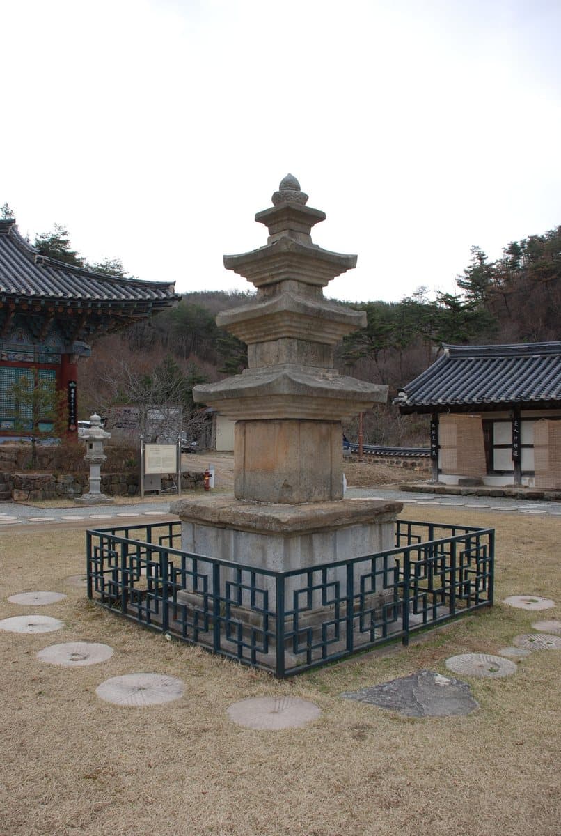 비암사 — 전의 비암사 삼층석탑 전경