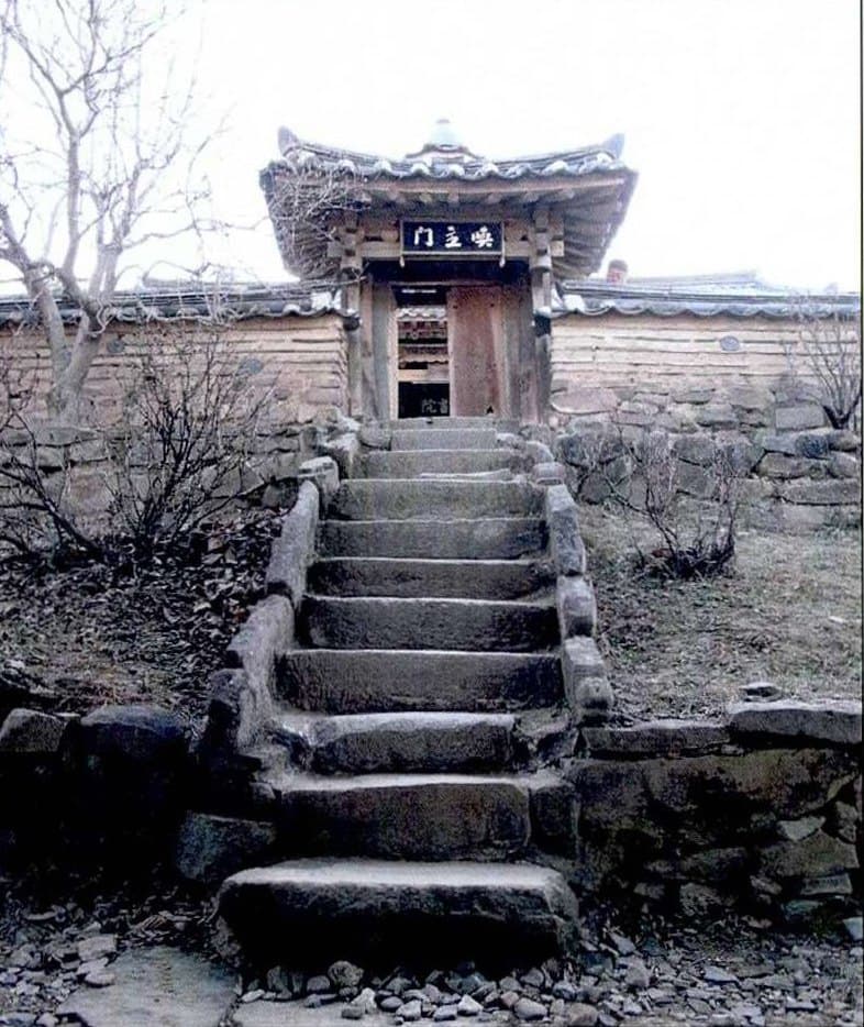 도동서원 — 환주문 및 담장전경