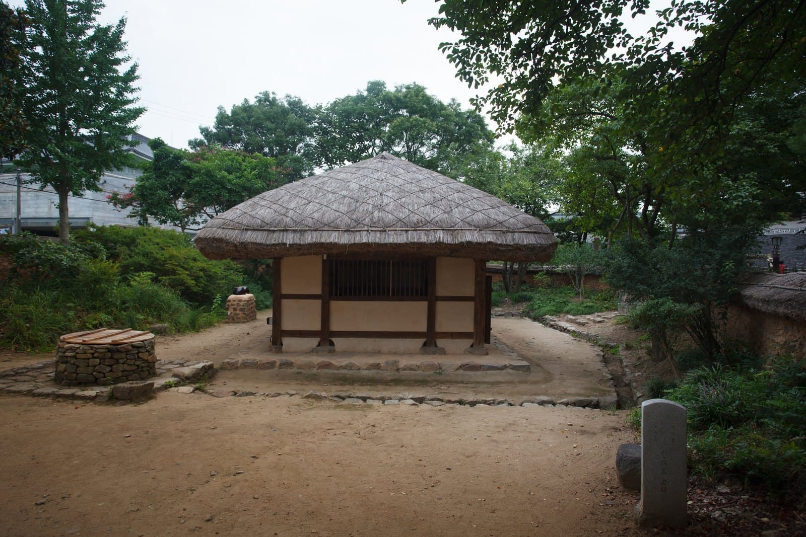 신재효 고택 — 고창 신재효 고택_입구 표석과 고택 전경 (촬영년도 : 2015년)