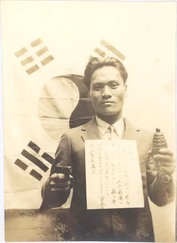 상하이 의거를 앞두고 선서문을 가슴에 붙인 윤봉길의 실제 사진