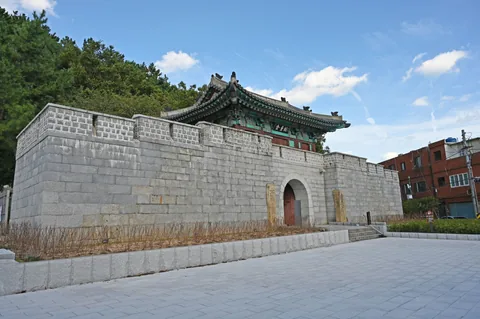 임진왜란 초기 전투와 연결되는 부산진성 서문 금루관의 현재 모습