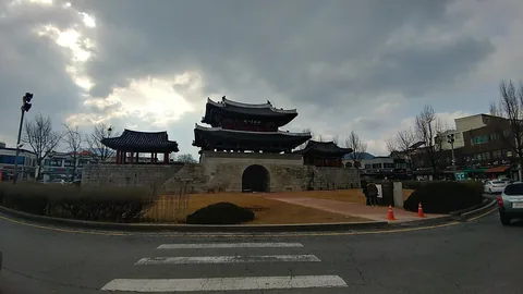 동학농민군이 입성하고 전주화약이 맺어진 전주성의 남문인 풍남문